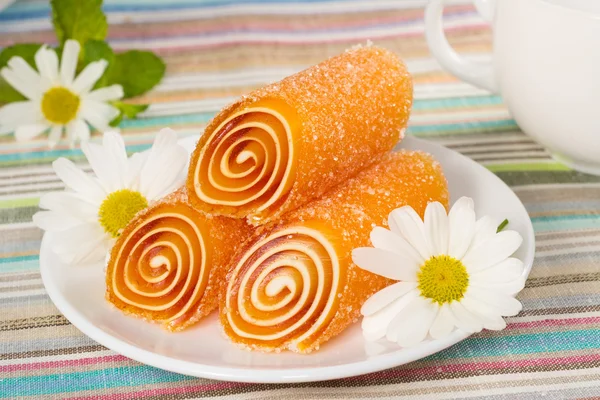 Geléia de doces coloridos laranja com flor, fundo — Fotografia de Stock