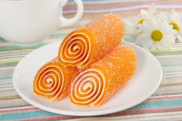 Jalea de caramelos coloridos en un plato, primer plano —  Fotos de Stock
