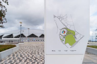 Samara, Rusya - 21 Eylül 2020: Solidarnost Arena yakınlarında bilgi ile imzalayın. Stadyum 2018 yılında Dünya Kupası maçlarına ev sahipliği yaptı..