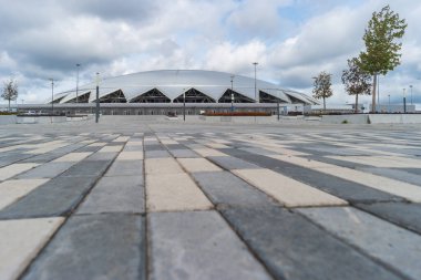 Samara, Rusya - 21 Eylül 2020: Düşük görüş açısıyla Solidarnost Arena 'nın görüntüsü. Stadyum 2018 yılında Dünya Kupası maçlarına ev sahipliği yaptı..