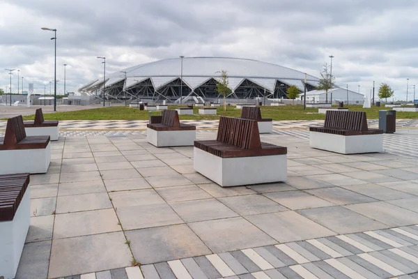 Samara, Rusya - 21 Eylül 2020: Taraftarlar için donanımlı dinlenme yeri ile Solidarnost Arena manzarası. Stadyum 2018 yılında Dünya Kupası maçlarına ev sahipliği yaptı..
