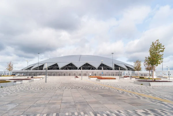 Samara, Rusya - 21 Eylül 2020: Solidarnost Arena yakınlarındaki yaya geçidinin görüntüsü. Stadyum 2018 yılında Dünya Kupası maçlarına ev sahipliği yaptı..