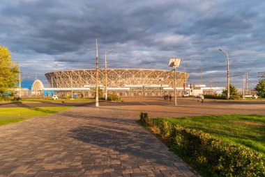 Volgograd, Rusya - 19 Eylül 2020: Sonbahar günü batan güneşin ışınlarında Volgograd Arena 'nın görüntüsü. Stadyum 2018 yılında Dünya Kupası maçlarına ev sahipliği yaptı..
