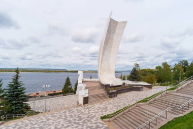 Samara, Rusya - 21 Eylül 2020: Volga nehrine bakan setin üzerindeki anıt 