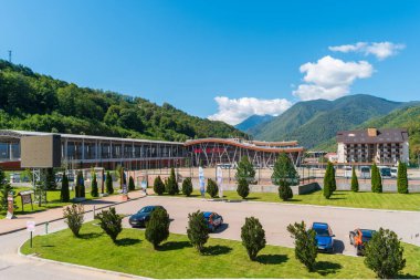 Sochi, Rusya - 9 Eylül 2021: Rosa Khutor 'un Alp Parkı' ndaki istasyon binasının görüntüsü.