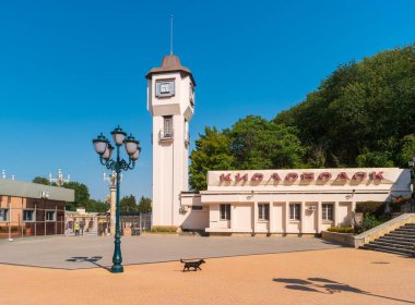 Kislovodsk, Rusya - 30 Ağustos 2021: Kislovodsk tatil köyündeki tren istasyonunun manzarası.