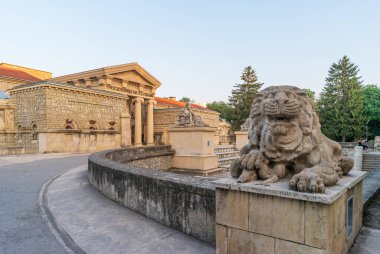 Yessentuki, Rusya - 29 Ağustos 2021 Yessentuki çamur banyosunun görüntüsü Gün batımında aslan heykeliyle Semashko.