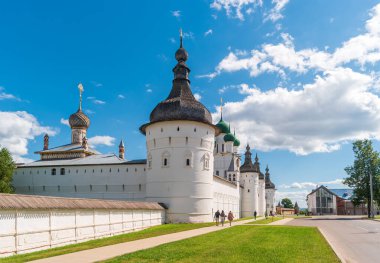 Rostov, Rusya - 17 Ağustos 2020: Sokağın karşısından Rostov Kremlin 'deki Aziz John Evangelist Kilisesi' nin manzarası. Rusya 'nın altın yüzüğü.