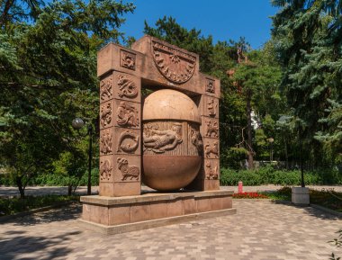 Zheleznovodsk, Rusya - 28 Ağustos 2021: Resort parkındaki Heykel İşaretleri.