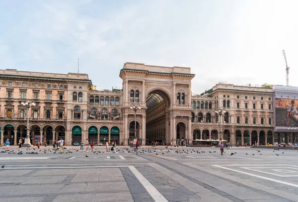 Milan, Italy- 7 Temmuz 2019: Piazza Duomo 'dan Galleria Vittorio Emanuele II.