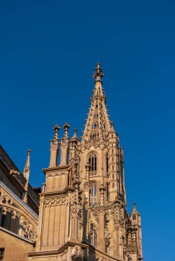 Bern Minster 'ın süslü gotik çan kulesi İsviçre' nin mavi gökyüzüne karşı..