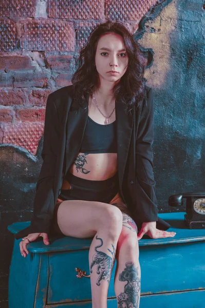 Chica Con Tatuajes Sienta Vestidor Una Chaqueta Ropa Interior —  Fotos de Stock