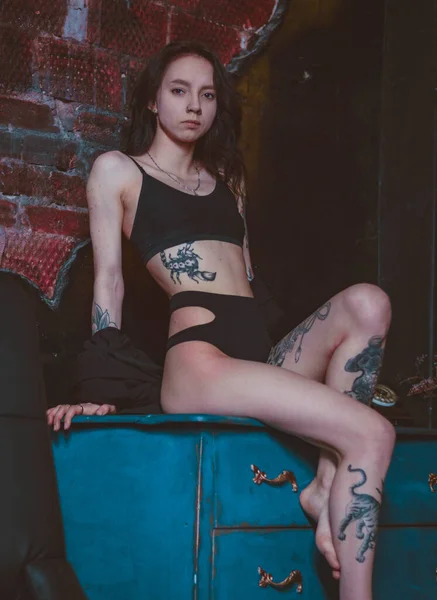 Κορίτσι Τατουάζ Κάθεται Μια Συρταριέρα Σακάκι Και Εσώρουχα — Φωτογραφία Αρχείου