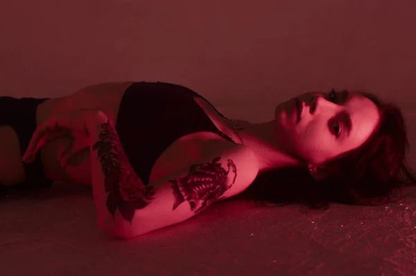 Erotisches Mädchen Rosa Liegt Unterwäsche Auf Dem Boden — Stockfoto