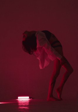 Sırtında pembe neonlu iç çamaşırlı erotik kız.