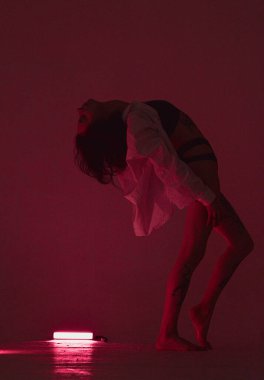 Sırtında pembe neonlu iç çamaşırlı erotik kız.