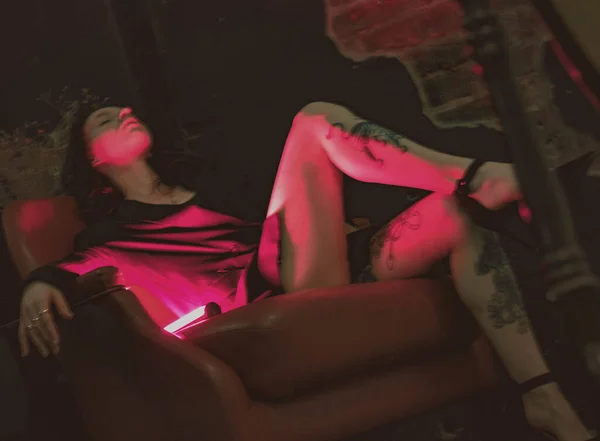 Дівчина Татуюваннями Піджаку Сексуальне Взуття Червоному Неоні — стокове фото