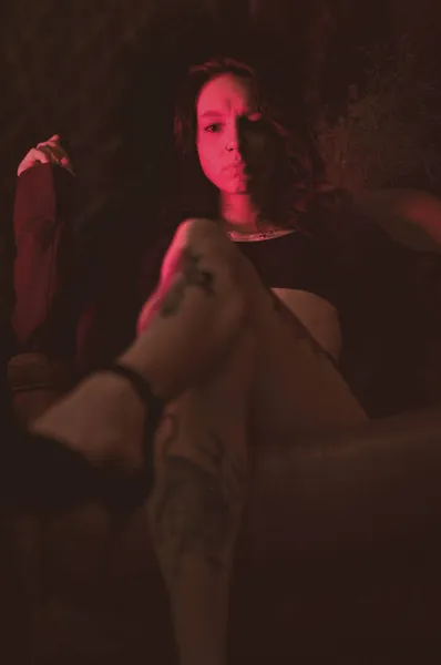 Дівчина Татуюваннями Піджаку Сексуальне Взуття Червоному Неоні — стокове фото