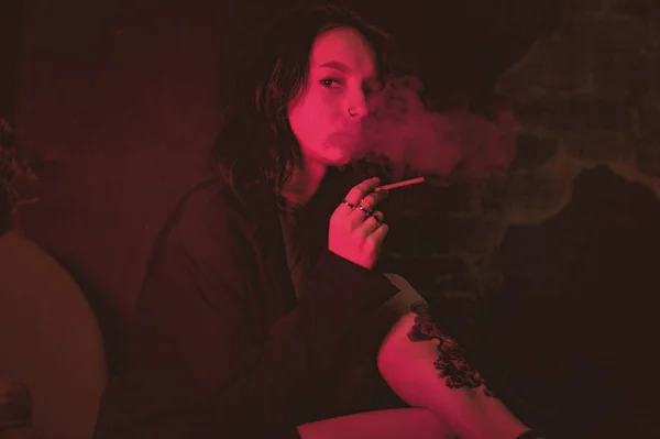 Дівчина Татуюваннями Піджаку Сексуальний Курить Сигарету Червоному Неоні — стокове фото