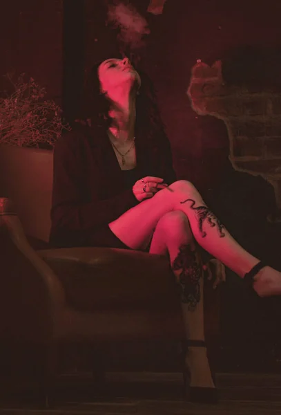 Dívka Tetováním Bundě Sexy Kouří Cigaretu Červeném Neonu — Stock fotografie