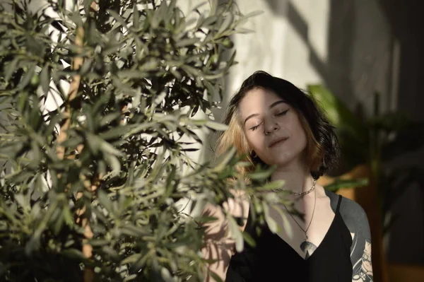 Ragazza Con Capelli Neri Pantaloncini Una Stanza Soleggiata — Foto Stock