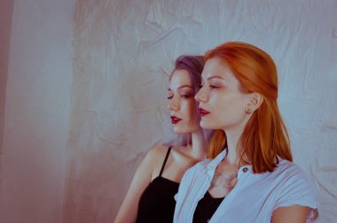 Beyaz arka planda siyah elbiseli ikizler.