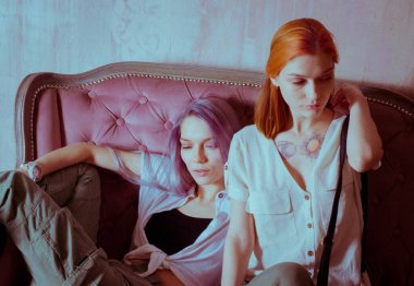 Siyah önlüklü kız beyaz arka planda.