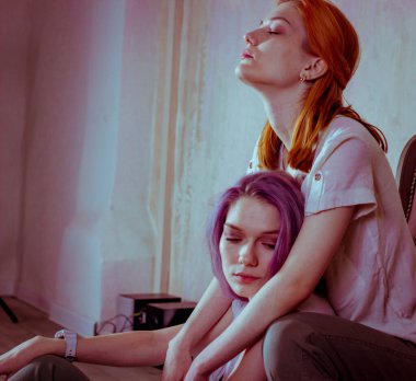 Siyah önlüklü kız beyaz arka planda.