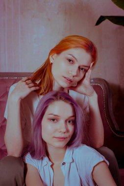 Siyah önlüklü kız beyaz arka planda.