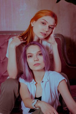 Siyah önlüklü kız beyaz arka planda.