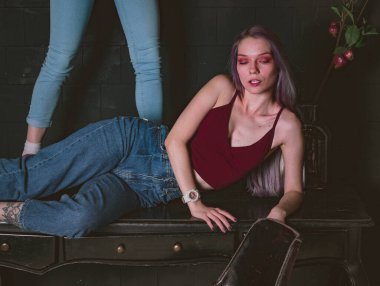 Fotoğraf stüdyosunda kot giyen ikiz kardeşler.