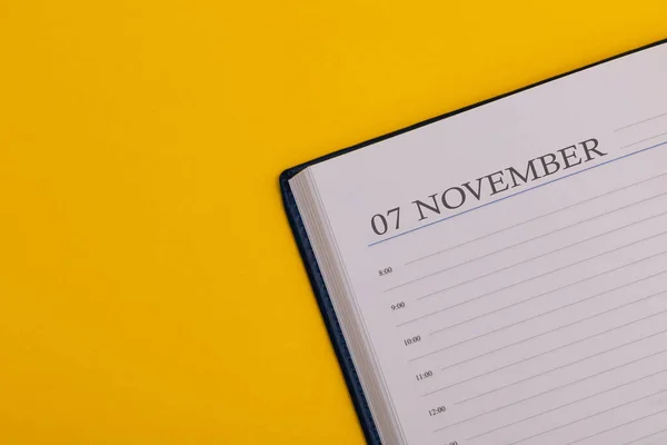 记事本或日记 背景为黄色 日期精确 11月7日 秋天的日历 案文的篇幅 — 图库照片