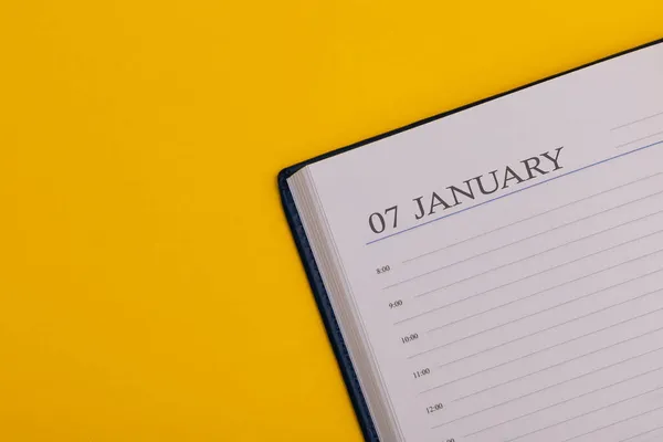 记事本或日记 背景为黄色 日期精确 1月7日日历 冬季时间 案文的篇幅 — 图库照片