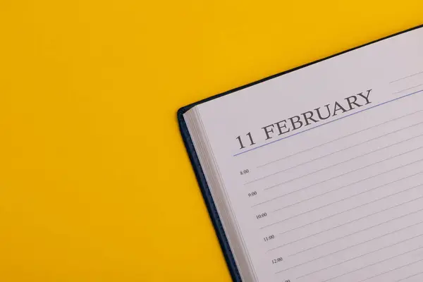 记事本或日记 背景为黄色 日期精确 二月十一日日历 冬季时间 案文的篇幅 — 图库照片