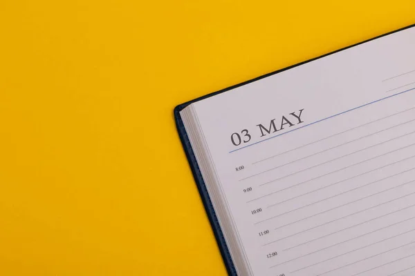 Notepad Nebo Deník Přesným Datem Žlutém Pozadí Kalendář Května Jaro — Stock fotografie