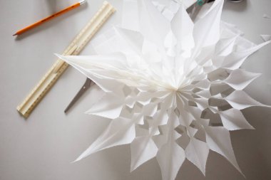 Adım adım fotoğraf talimatı. Diy konsepti. Çocuklar Noel ve Yeni Yıl el sanatları. Beşinci adım..