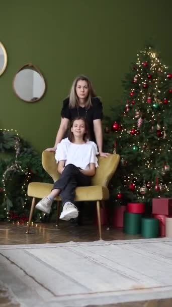 概念是寒假。圣诞节，礼物，新年- -一个女孩和一个母亲 — 图库视频影像