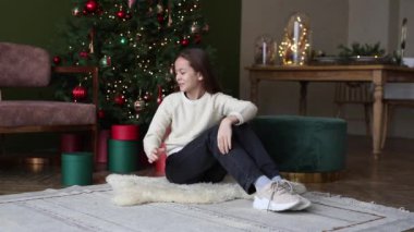 Konsept kış tatilidir. Noel, hediyeler, yeni yıl - bir kız ve bir anne