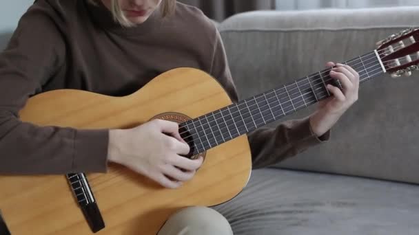 Fešák mladý chlap držet akustické instrumentální kytara hrát píseň — Stock video