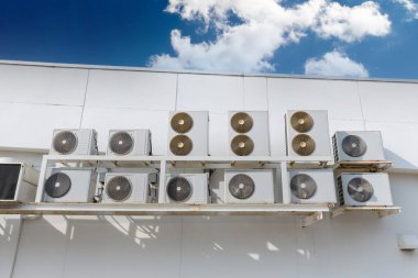 Eski binaya klima kompresörü yerleştirildi. Dışarıdaki duvar tipi klima kompresör ünitesi çeviricisi binanın dışına yerleştirilmiş. Klima kompresörü açık hava ünitesi