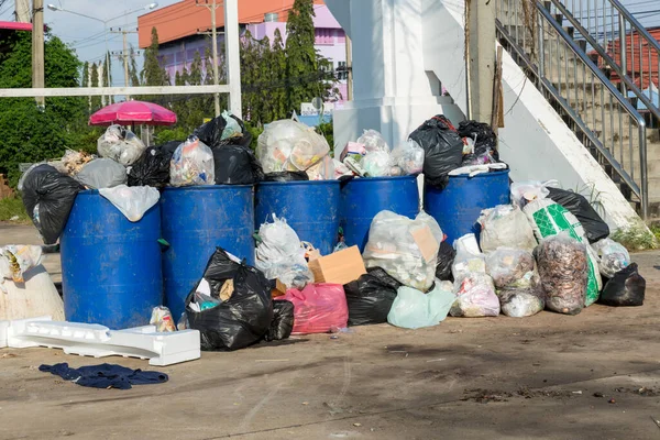 Basureros Llenos Basura Cubos Basura Desbordantes Con Residuos Domésticos Desbordante — Foto de Stock