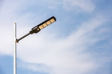 Modern bir sokak LED ışıklandırma direği. Şehir elektro-enerji teknolojileri. Led ışığıyla yoldaki direkler. Açık hava aydınlatma güçlü LED lamba. 