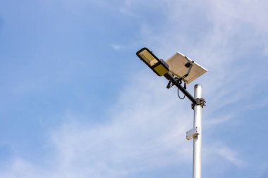 Modern bir sokak LED ışıklandırma direği. Şehir elektro-enerji teknolojileri. Led ışığıyla yoldaki direkler. Açık hava aydınlatma güçlü LED lamba. 