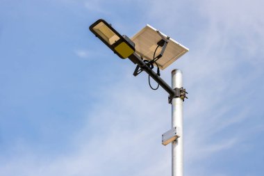 Modern bir sokak LED ışıklandırma direği. Şehir elektro-enerji teknolojileri. Led ışığıyla yoldaki direkler. Açık hava aydınlatma güçlü LED lamba. 