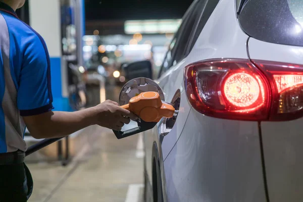 Hand Man Töltsd Töltsd Fel Benzinüzemanyagot Állomáson Benzinkút Tankolás Üzemanyaggal — Stock Fotó