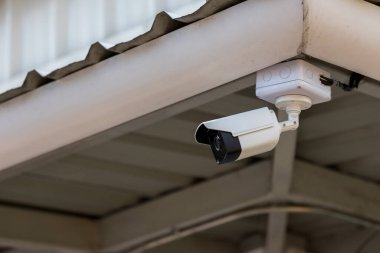 Çevrimiçi güvenlik kameraları güvenlik sistemi evin dışında. Bulanık bir gece şehri manzarası. Modern mobese kameraları gerçek zamanlı. Güvenli yaşam ya da varlık için ekipman sistemi hizmeti.