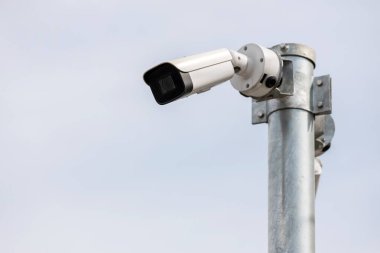 Çevrimiçi güvenlik kameraları güvenlik sistemi evin dışında. Bulanık bir gece şehri manzarası. Modern mobese kameraları gerçek zamanlı. Güvenli yaşam ya da varlık için ekipman sistemi hizmeti.