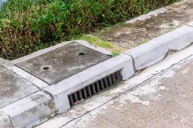 Yol boyunca kanalizasyon borusu. Yolun kenarındaki rögar borusu. Banliyö kanalizasyonu. 