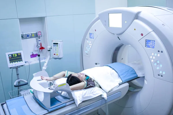 Patients Screening Scanner Man Undergoing Scan While Doctor Using Computers — Stock Photo, Image