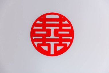 Beyaz duvardaki Çinliler. Fotoğraftaki Çince metin Shuang Xi olarak telaffuz edilir ve mutluluk tercüme edilir, mutluluk çoğalır.